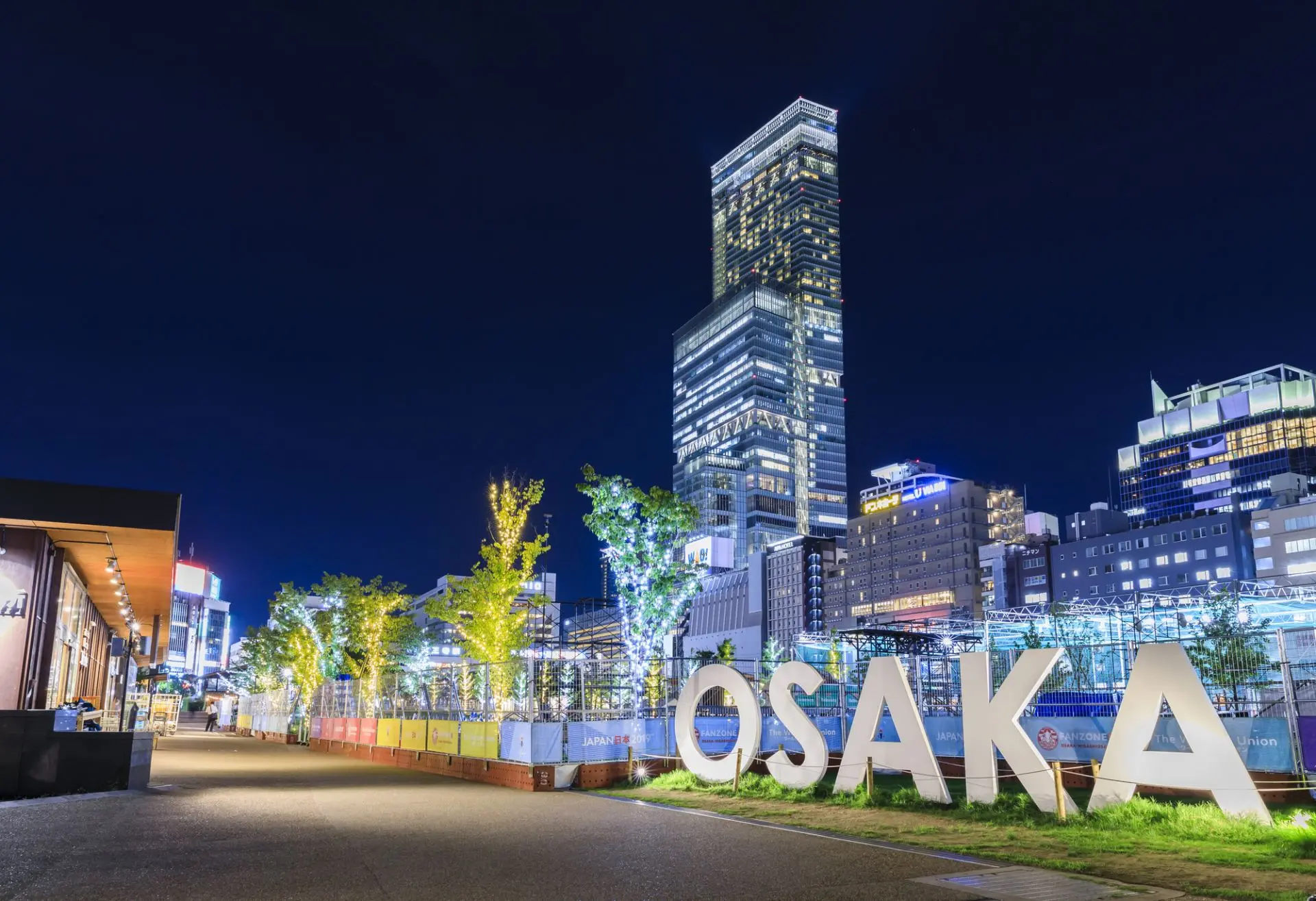 大阪の夜景/OSAKAモニュメントとあべのハルカスなどのイルミネーション